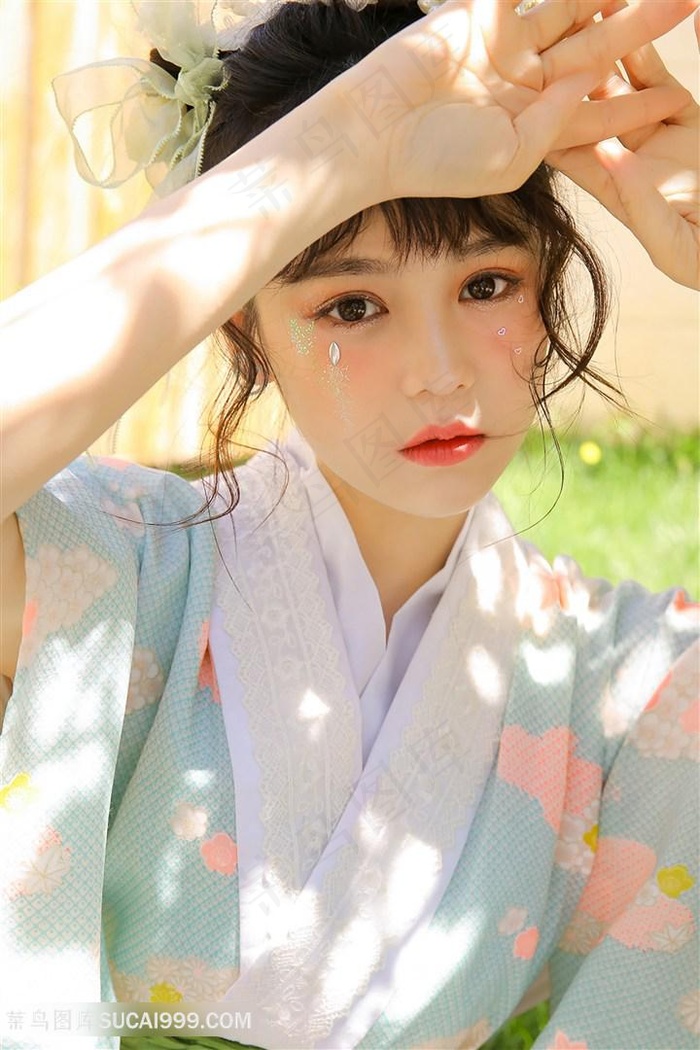 用手遮阳的高清美女写真图片