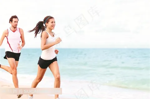 正在海边跑步锻炼的男女人物摄影高清图片