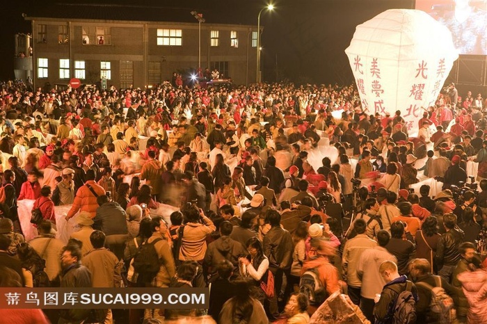 很多人观看孔明灯摄影素材