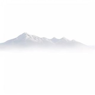 远处的山峰云雾缭绕