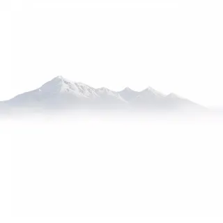 远处的山峰云雾缭绕