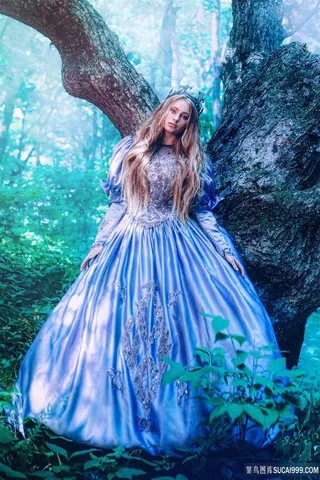 靠在树上的欧美公主美女图片