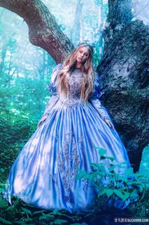 靠在树上的欧美公主美女图片 靠在树上的欧美公主美女图片
