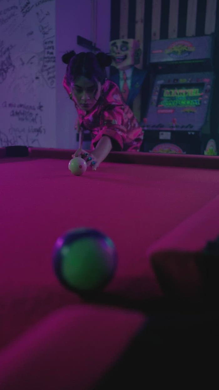 打台球的日本式礼服的女孩