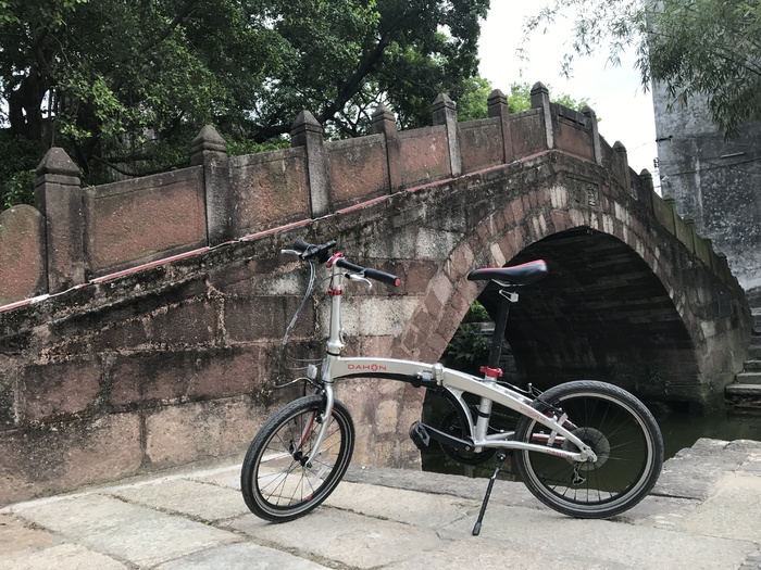 逢简水乡古桥骑行单车