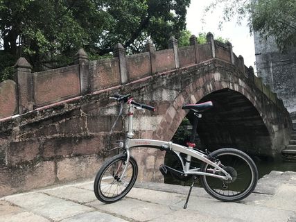 逢简水乡古桥骑行单车