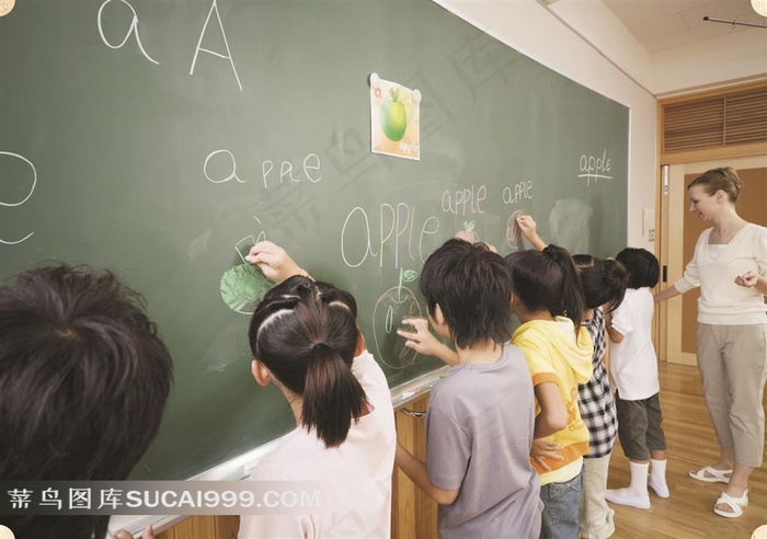 黑板上答题的学生