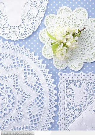 蕾丝花桌布和一束鲜花