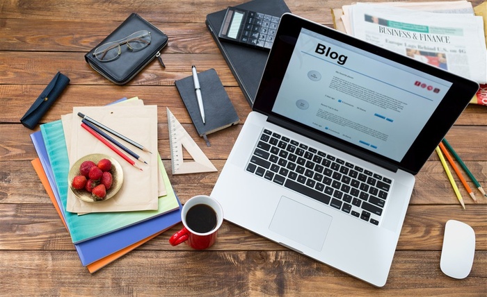 多种学习用品和笔记本