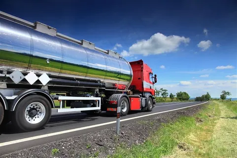 晴朗的天气里的卡车