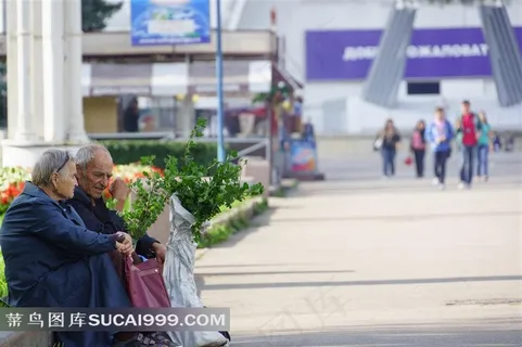 坐在路边的一对外国老夫妻