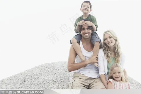 在沙堆旁的国外一家四口