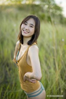 清纯*嫩模美女野外唯美艺术写真图片