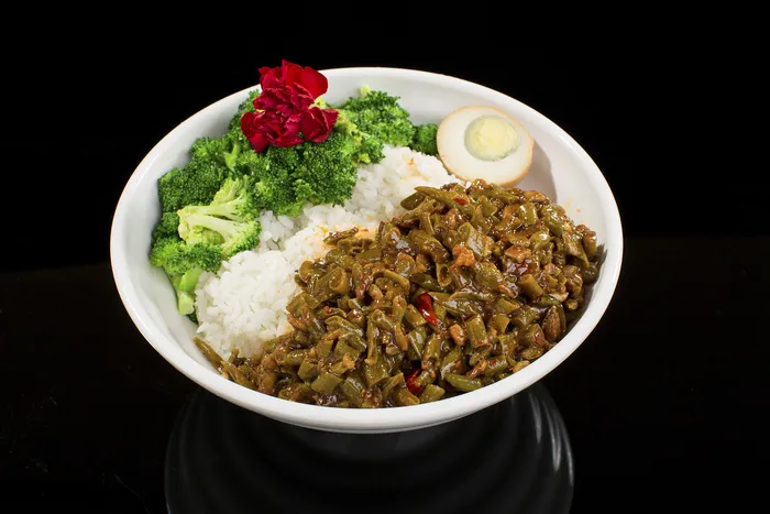 肉沫酸豆角000餐饮快餐盖浇饭产品成品高清大图黑底圆盘