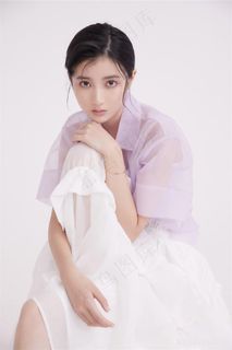 穿着透明纱裙的清纯美女图片