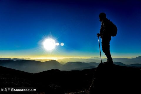 登上山顶的看日出的人高清图片
