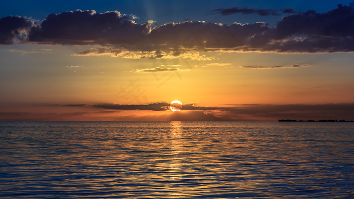 太阳红的在海面