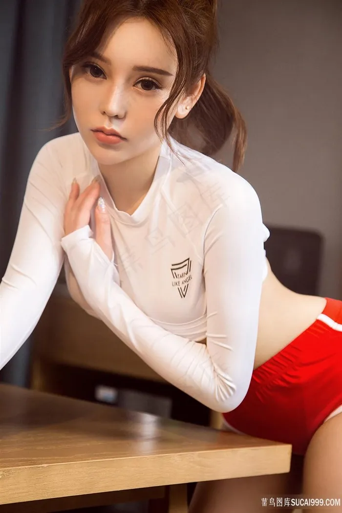 趴在桌子上的*性感女神梦晗图片