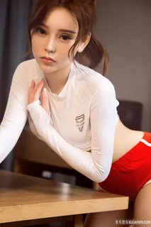 趴在桌子上的*性感女神梦晗图片 趴在桌子上的*性感女神梦晗图片