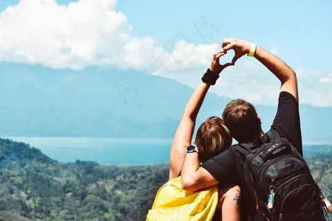 登山情侣背影图片 登山情侣背影图片