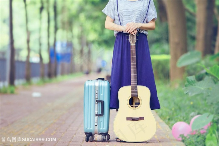 小道上的吉他女孩行李箱
