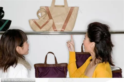 购物情境-女士问售货员包的价格