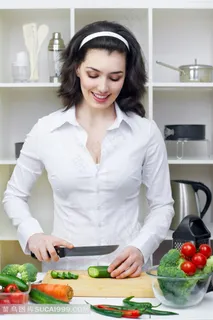 切蔬菜的女人图片 切蔬菜的女人图片