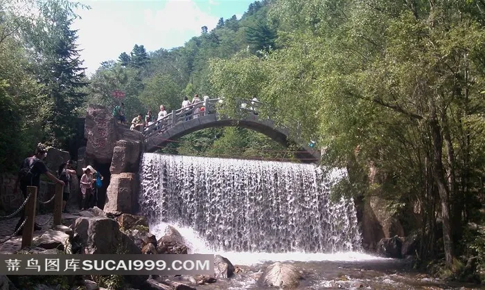 高山瀑布图