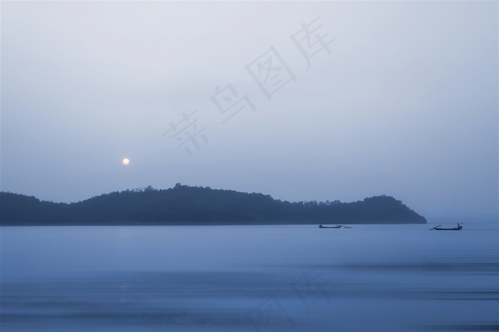 水墨风的湖中的船