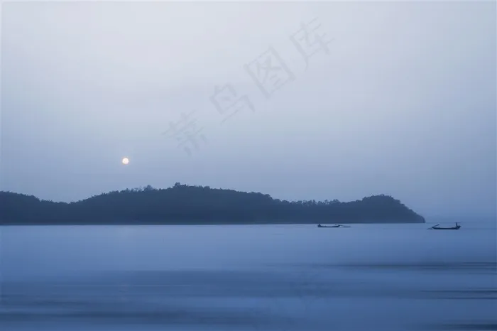 水墨风的湖中的船