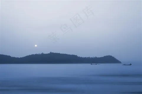 水墨风的湖中的船 水墨风的湖中的船