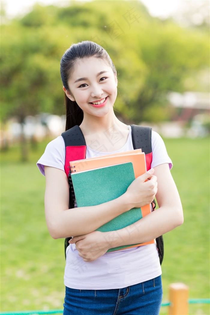 抱着书本的女学生图片