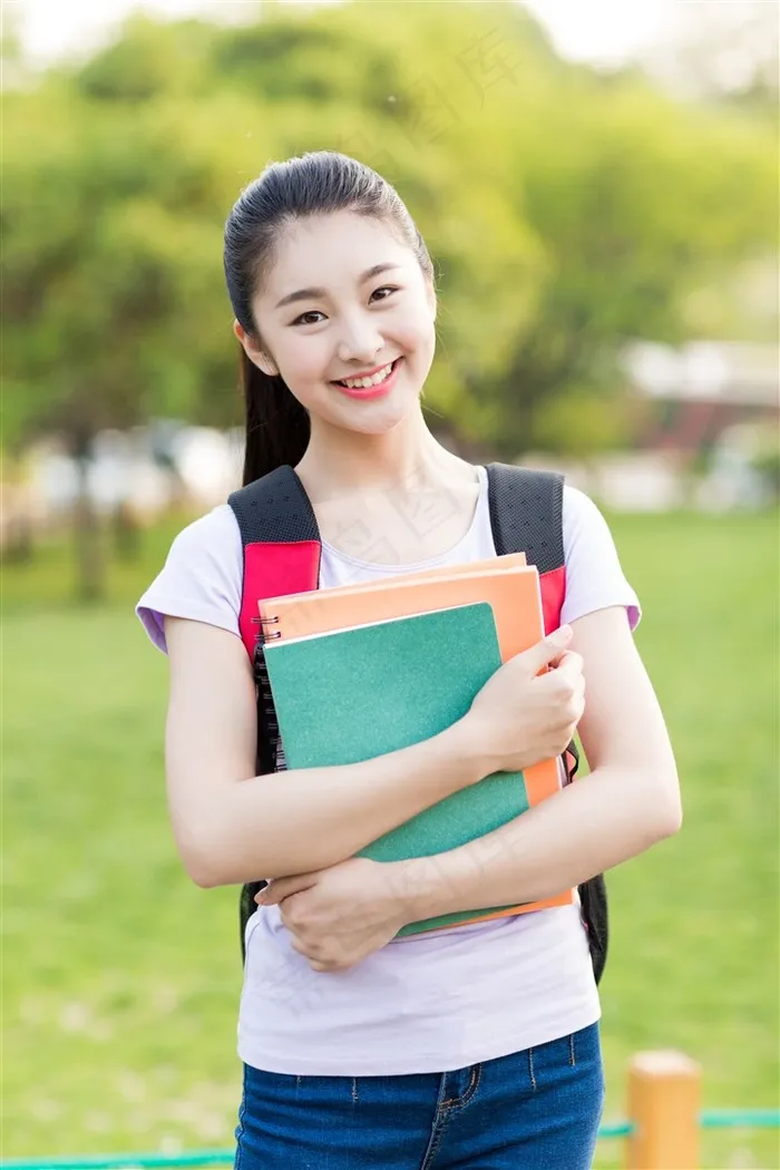 抱着书本的女学生图片