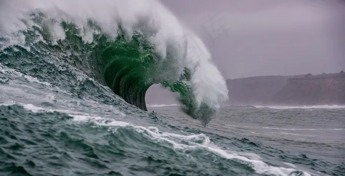 海上狂风巨浪图片