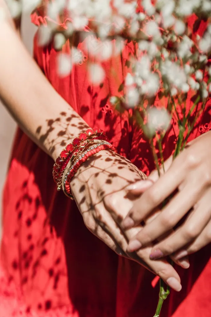 手戴红色手链饰品图片