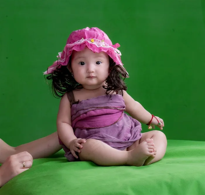 满月宝宝绿色背景写真大图