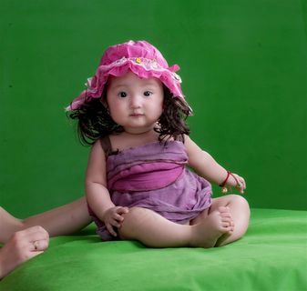 满月宝宝绿色背景写真大图