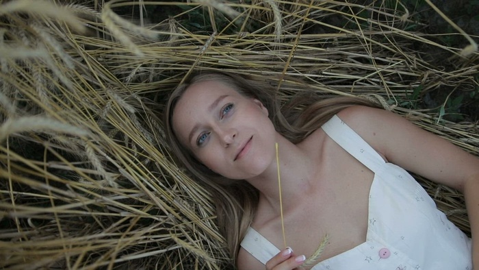 女孩躺在稻草上旋转肖像