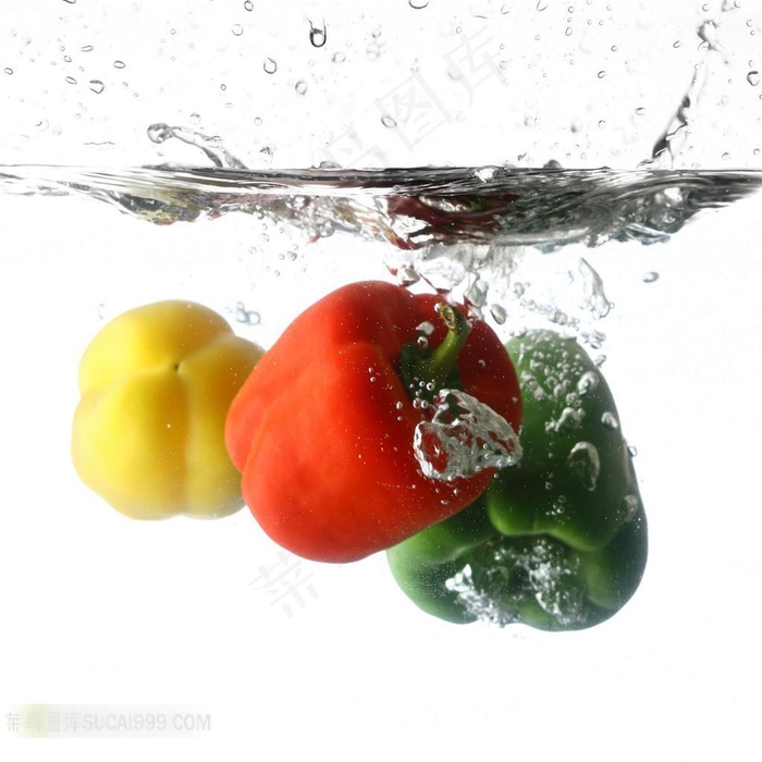 水中的灯笼椒摄影图