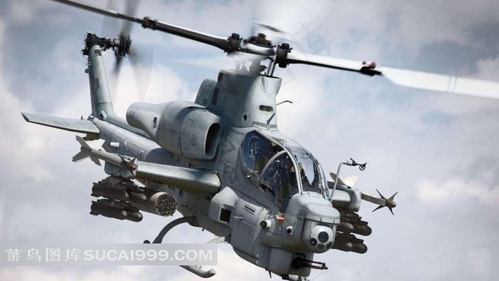 俯冲的武装直升机