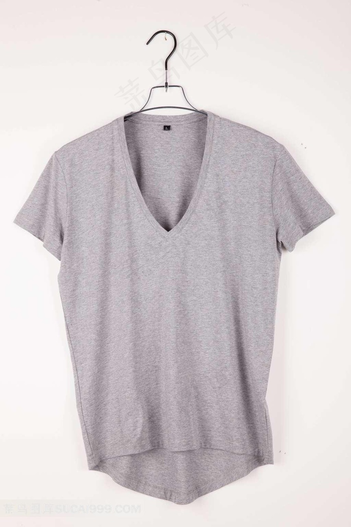 衣服悬挂在衣架上的图片