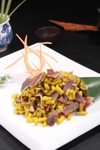酸豆角拌鸡胗 (1)