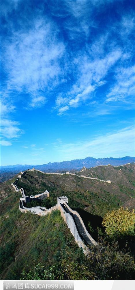 蓝天白云下山脉上的长城与灌木