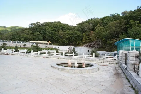 山脚下的石板路广场 山脚下的石板路广场