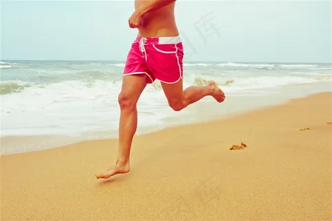 海边沙滩上奔跑的男子摄影高清图片 海边沙滩上奔跑的男子摄影高清图片