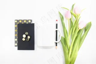 白色杯子和郁金香