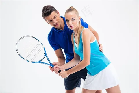 欧美美女拿着网球拍和旁边的男教练图片