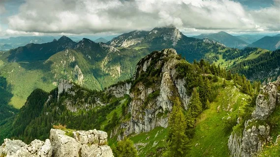 巍峨山脉风景画壁纸 巍峨山脉风景画壁纸