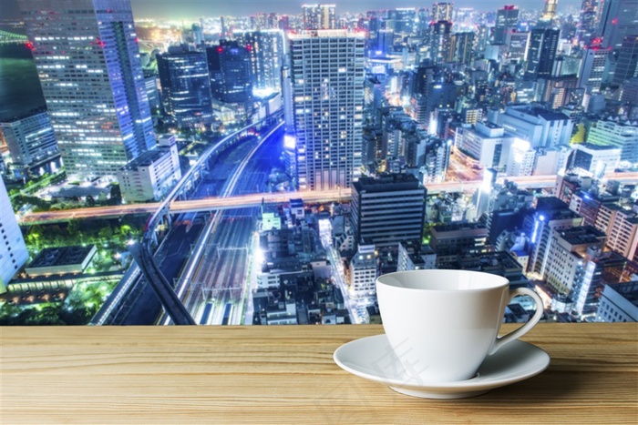城市夜色和咖啡杯