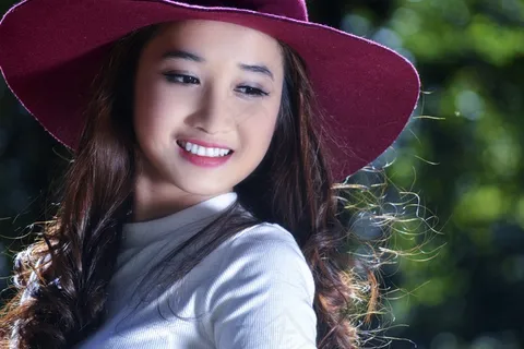 美女低头浅笑图片 美女低头浅笑图片